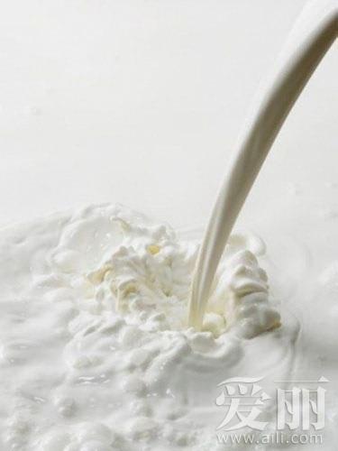 温润牛奶的润肤新法 为肌肤补钙